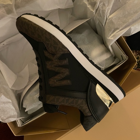 MK SHOES - Picture 4 of 6